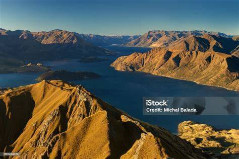 panorama Roys Peak a jezera Wanaka z vyhlídky