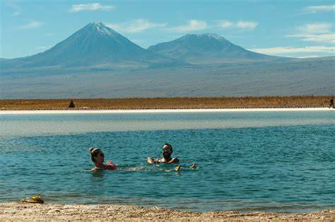 Laguna Cejar a horizont Salaru de Atacama
