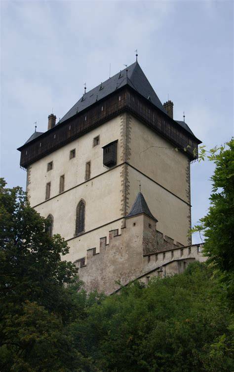 Karlštejn: pohled z okolí na věž a kapli