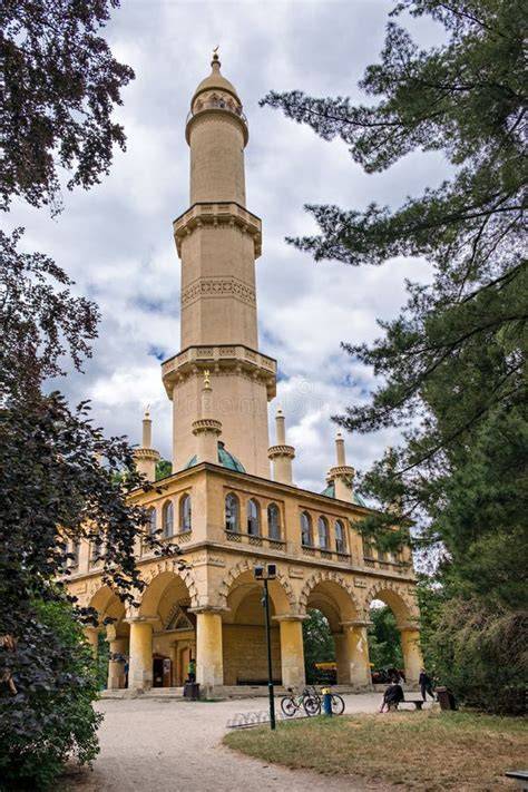 Lednice a její zahrady, minaret a skleníky