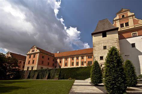 Noční pohled na historické centrum a hrad