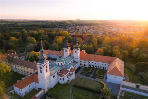 Gotický kostel u řeky Ohře a klášter