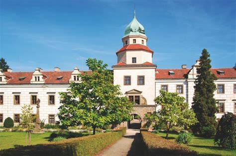 zámek historické architektury ilustrace (zobrazení zámku a moderní přístavba)