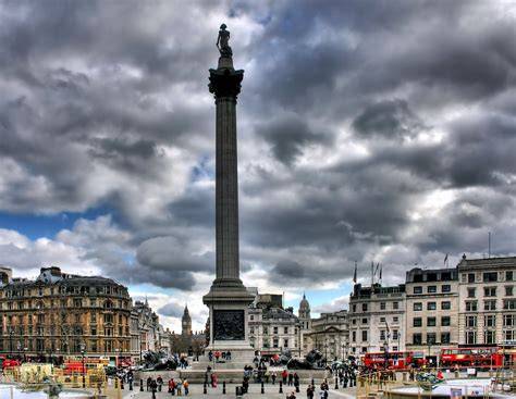střih: Trafalgar Square a socha Karla I.