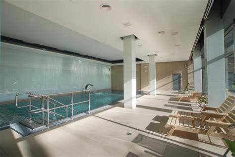Interiérové wellness centrum s bazénem a saunami