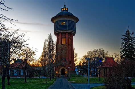 Modernistní vodárenská věž a maják z roku 1927