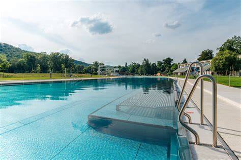 záběr na Neptun Pool a Riviéra s výhledem na Pálavu