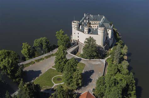 stáří a architektura zámku Orlík a jeho park