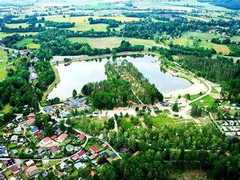 kemp a rybník okolí
