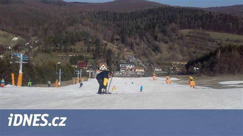 Lyžařské svahy a festival postav
