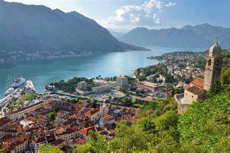 Kotor - zátoka a historické město (mapa a panoráma)