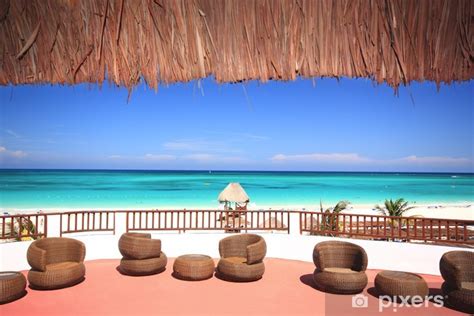 turistické pláže a tropické prostředí na Zanzibaru