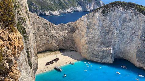 pláž Navagio s útesy a vrakem (Navagio Beach)