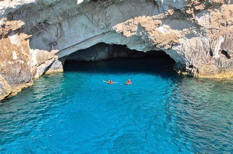 Blue Caves - vodní scenérie