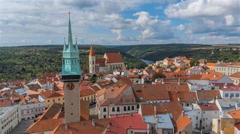 Turisté v historickém centru města