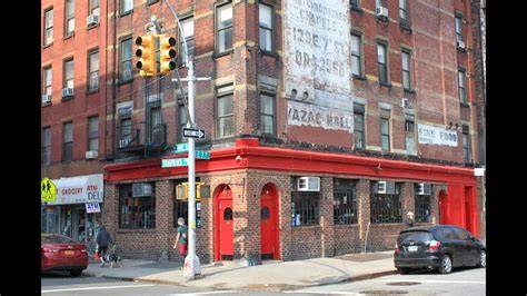 bar na rohu East 7th Street a Avenue B