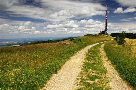 turistická trasa Velká Javořina - vrchol a louka s vysílačem