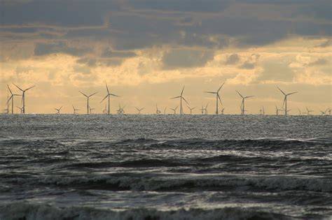 vzhled offshore větrné farmy a plovoucí turbíny