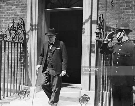 Winston Churchill na balkónu Downing Street 10