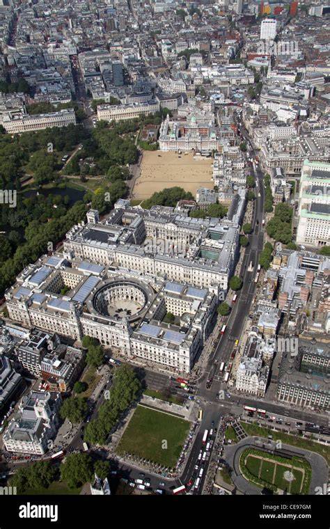 Široký pohled na Whitehall a Downing Street