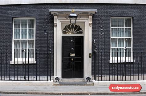 Symbol moci: dveře čísla 10 Downing Street