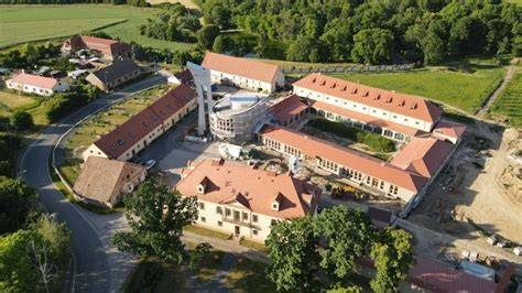 pohled na celý areál apartmánu a okolí