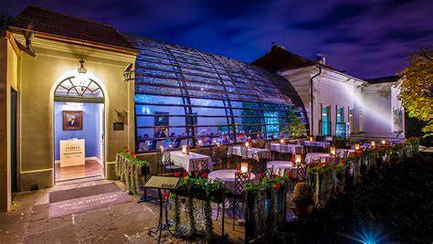 Trhy a restaurace v centru Prahy (ostražitost)