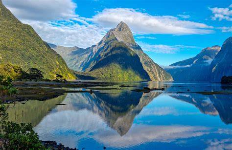 Milford Sound fjordové útesy a vodopády