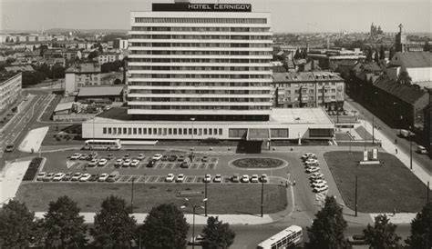 hotel Černigov - klíčová dominanta Hradce Králové (pohled na náměstí a nádraží)