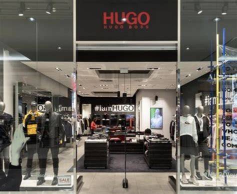 Letištní prodejna Hugo Boss s produkty