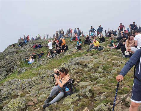 turisté na Sněžce a nástupní místa