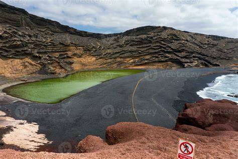 Charco de los Clicos - unikátní černá pláž