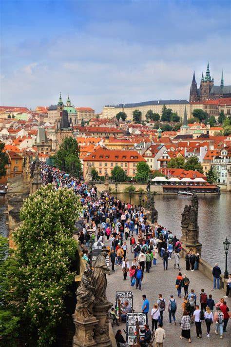 crowd distribution at Prague Castle around noon