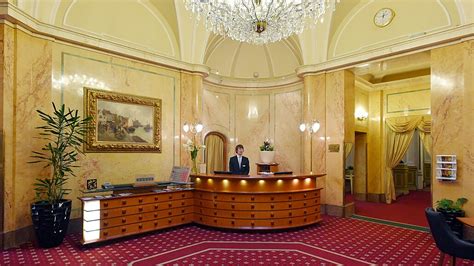 Fotky recepce a výtah v hotelu