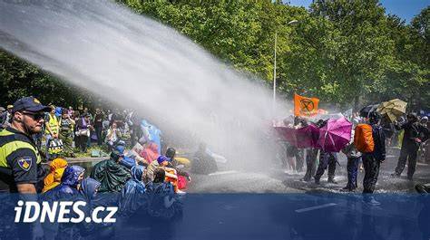Konfrontace u Thitu a zásah vodními děly