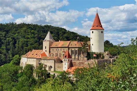 Křivoklát a okolní krajina s lesy